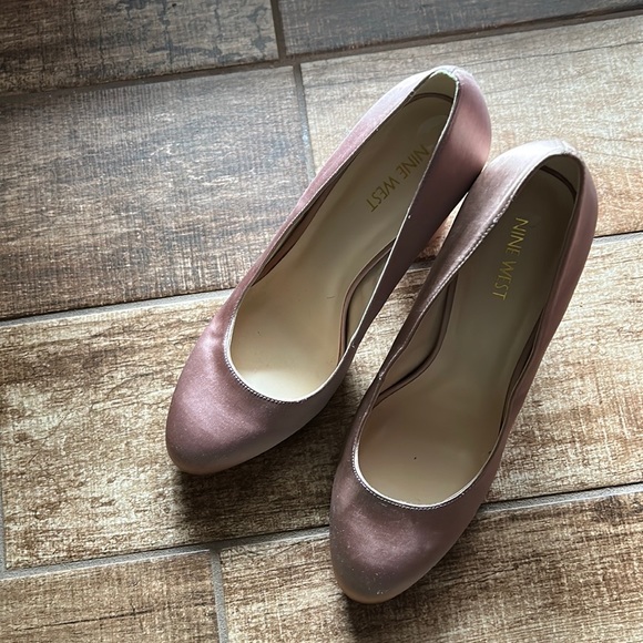 Nine West💕Size 10💕Pale Pink Pumps - Picture 9 of 16
